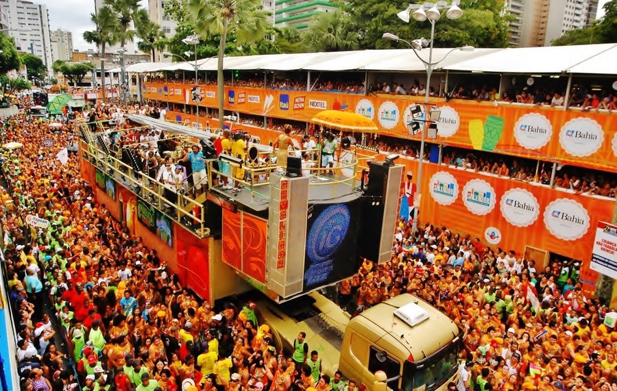 Milhares de pessoas correndo atrás do trio no carnaval de salvador, um dos destinos de carnaval mais populares do país.