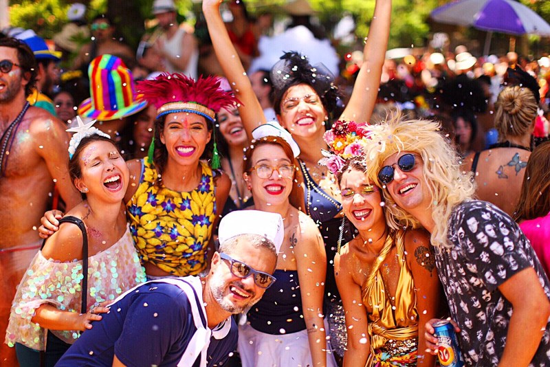 Conheça as dicas para o carnaval. Na foto, foliões aproveitam a festa na rua.